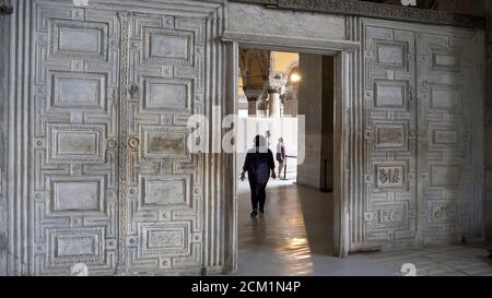 ISTANBUL, TÜRKEI - 23. MAI 2019: Marmortür in der hagia sophia Moschee in istanbul Stockfoto