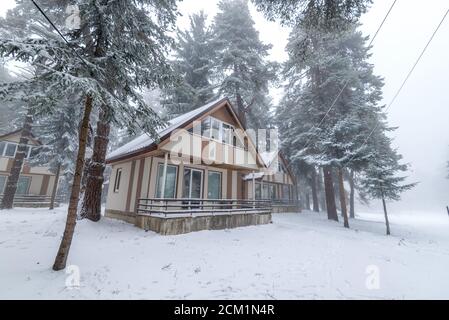 Kleines Haus in Bulgarien im Winter. Stockfoto