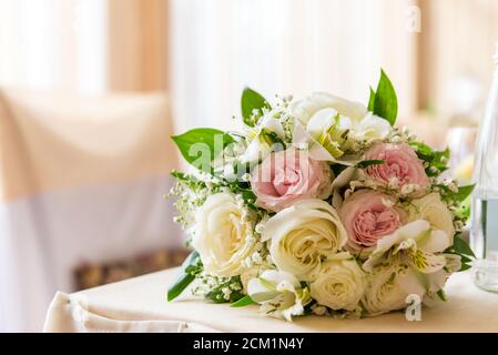 Üppigen Blumenstrauß aus verschiedenen Blumen. Elegante Hochzeit. Stockfoto