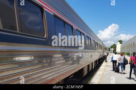 Zugreisende fahren am Orlando Health/Amtrak Bahnhof ab, auch bekannt als Orlando Bahnhof in Orlando, Florida, USA Stockfoto