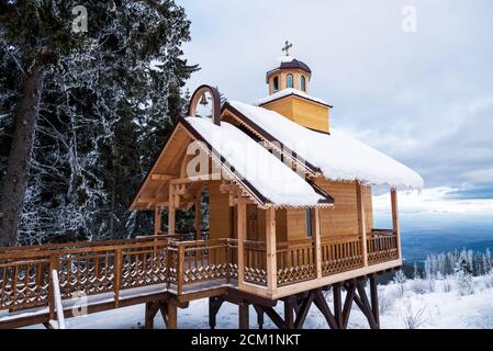 Die alte kleine Kirche im Winter verlassen. Stockfoto