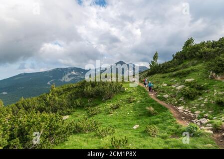 Zwei Wanderer in den Bergen mit den Rucksäcken auf sonnigen Sommertag. Mountain Trek in Bulgarien. Stockfoto