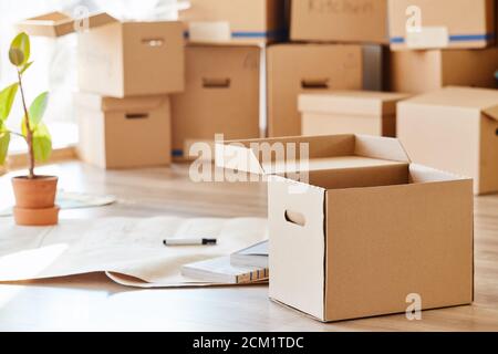 Stapel von Kisten nach dem Umzug im Raum geöffnet Stockfoto