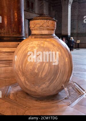 ISTANBUL, TÜRKEI - 23. MAI 2019: Große Alabasterdose in der hagia sophia Moschee in istanbul Stockfoto