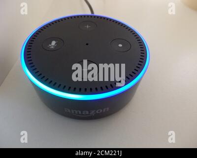 Ein Amazon Echo Dot wird durch einen Sprachbefehl aktiviert. Stockfoto