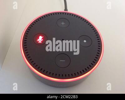 Ein Amazon Echo Dot ist rot, da das Mikrofon ausgeschaltet ist. Stockfoto