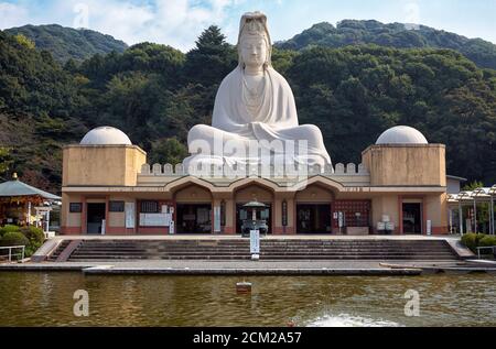 Kyoto, Japan - 23. November 2007 : die Ansicht der Statue von Bodhisattva Avalokitesvara (Ryozen Kannon) über dem Kegamiike Teich. Es wurde von HiROS gebaut Stockfoto