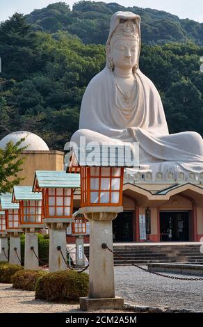 Kyoto, Japan - 23. November 2007 : die Ansicht der Statue von Bodhisattva Avalokitesvara (Ryozen Kannon) über dem Schrein von Hirosuke Ishikawa zu gebaut Stockfoto