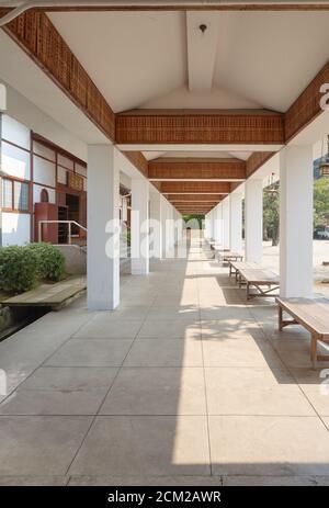 Kyoto, Japan - 23. November 2007: Eine überdachte Galerie mit hölzernen Gedenktafeln zum Gedenken an die Toten des Pazifikkrieges. Ryozen Kannon. Kyo Stockfoto