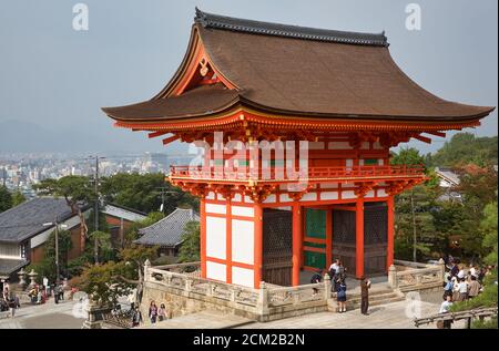 Kyoto, Japan - 23. November 2007: Blick auf das zweistöckige Nio-mon (Deva Gate), den Haupteingang zum Kiyomizu-dera Tempel, auf dem Hintergrund des alten Ts Stockfoto