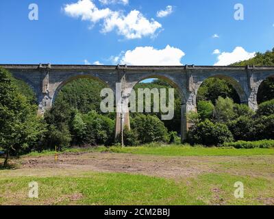 Zementzugbrücke außerhalb der Stadt Brad, Rumänien. Verlassene Viadukt Zementbrücke für Zugarchitektur, die Verbindung Brad und Deva, Hunedoara, Transylva Stockfoto
