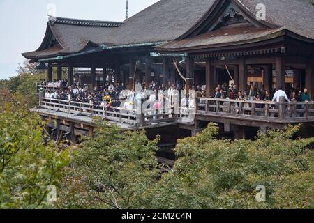 Kyoto, Japan - 23. November 2007: Die große hölzerne Bühne in der Haupthalle des Kiyomizu-dera Tempels, die auf den hölzernen Säulen über dem hellen steigt Stockfoto