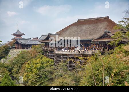 Kyoto, Japan - 23. November 2007: Die große hölzerne Bühne in der Haupthalle des Kiyomizu-dera Tempels, die auf den hölzernen Säulen über dem hellen steigt Stockfoto