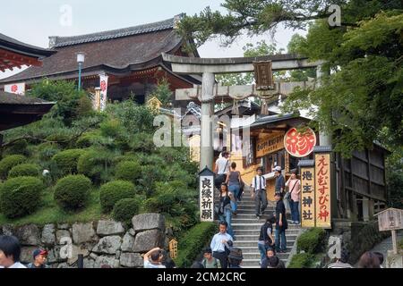 Kyoto, Japan - 23. November 2007: Das Torii-Tor und die Stufen zum Jishu-Jinja-Schrein nördlich des Kiyomizu-dera-Tempels und dem gott des Stockfoto