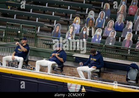 Milwaukee, Wisconsin, USA. September 2020. 16. September 2020: Brewer Bullpen schaut während des Major League Baseball-Spiels zwischen den Milwaukee Brewers und den St. Louis Cardinals im Miller Park in Milwaukee, WI. John Fisher/CSM Credit: CAL Sport Media/Alamy Live News Stockfoto