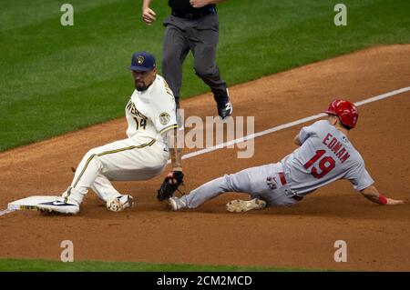 Milwaukee, Wisconsin, USA. September 2020. 16. September 2020: Milwaukee Brewers Third Baseman Jace Peterson #14 macht einen hinterhändigen Tag auf St. Louis Cardinals Tommy Edman #19 rutscht in die dritte Basis in der Major League Baseball-Spiel zwischen den Milwaukee Brewers und den St. Louis Cardinals im Miller Park in Milwaukee, WI. John Fisher/CSM Credit: CAL Sport Media/Alamy Live News Stockfoto