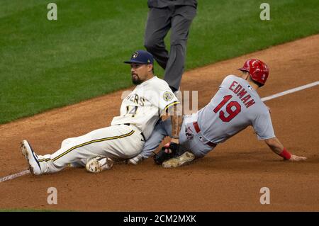Milwaukee, Wisconsin, USA. September 2020. 16. September 2020: Milwaukee Brewers Third Baseman Jace Peterson #14 macht einen hinterhändigen Tag auf St. Louis Cardinals Tommy Edman #19 rutscht in die dritte Basis in der Major League Baseball-Spiel zwischen den Milwaukee Brewers und den St. Louis Cardinals im Miller Park in Milwaukee, WI. John Fisher/CSM Credit: CAL Sport Media/Alamy Live News Stockfoto