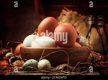 Ostern Komposition mit bunten Huhn und Wachteln Eier im rustikalen Stil, vintage Holzhintergrund, selektive Fokus Stockfoto