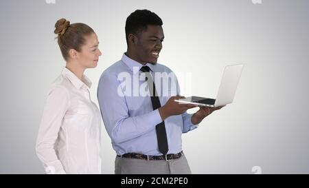 Zufrieden von ihrer Arbeit Mann und Frau suchen in der Laptop auf g Stockfoto
