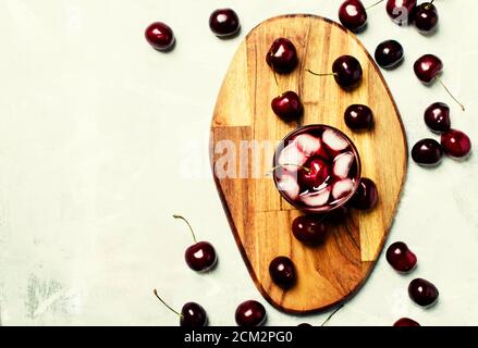 Kirschsaft mit Beeren, Draufsicht Stockfoto