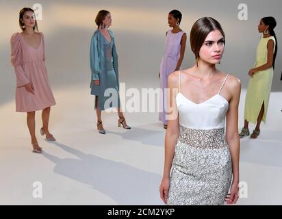 New York, USA. September 2020. Models präsentieren Kreationen von Vivienne Hu Frühjahr/Sommer 2021 während der New York Fashion Week (NYFW) in New York, USA, am 15. September 2020. Die meisten der NYFW-Shows sind online im September inmitten der COVID-19 Pandemie. Quelle: Mike Coppola/Xinhua/Alamy Live News Stockfoto