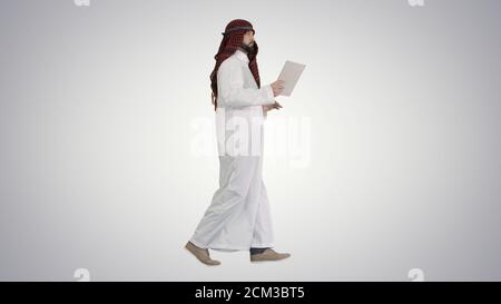 Sheikh mit digitalen Tablet und Gehen auf Gradienten Hintergrund. Stockfoto