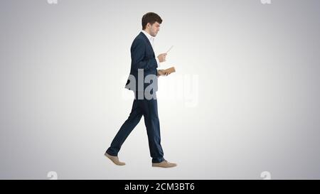 Geschäftsmann zu Fuß und schreiben seine Ideen auf Steigung backg Stockfoto