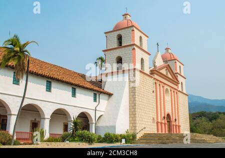 Außenansicht der wunderschönen neoklassizistischen Architektur der historischen Santa Barbara Mission in Kalifornien, USA unter trüben Sonnenschein Stockfoto