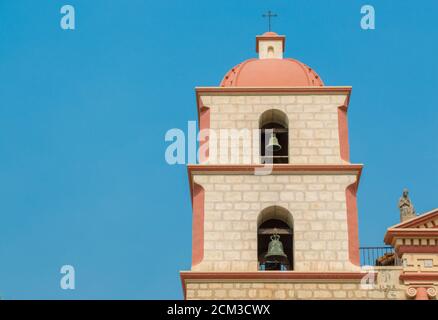 Glockenturm im spanischen Stil an der historischen Santa Barbara Mission In Kalifornien unter hellblauem Himmel mit Kopierraum Stockfoto