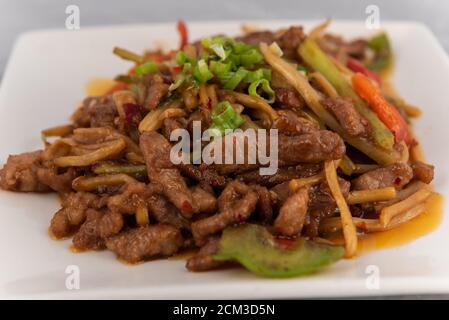 Detailansicht von appetitlichen Teller verlockend die Geschmacksnerven mit Pork Szechuan Stil in perfekter Serviergröße. Stockfoto