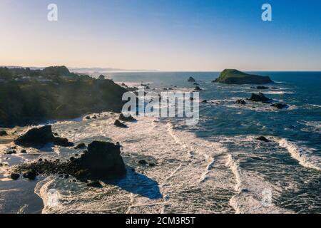 Luftaufnahme des Harris Beach in Brookings Oregon während des Tages. Stockfoto