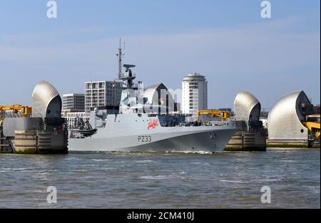 HMS Tamar bei der Thames Barrier. Stockfoto