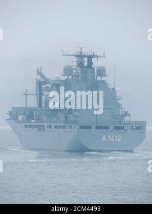 FGS Frankfurt am Main (A1412), ein von der deutschen Marine betriebenes Nachschubschiff der Berliner Klasse, das Gourock bei der Ankunft für Joint Warrior 13 passiert. Stockfoto