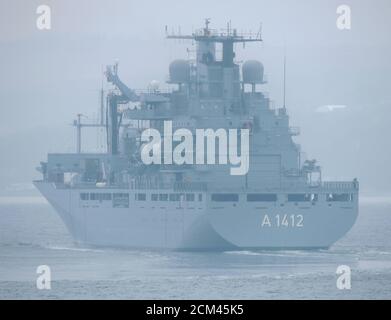 FGS Frankfurt am Main (A1412), ein von der deutschen Marine betriebenes Nachschubschiff der Berliner Klasse, das Gourock bei der Ankunft für Joint Warrior 13 passiert. Stockfoto