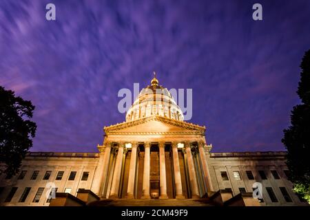 West Virginia State Capital Building gegen eine lange Exposition lila Abendhimmel in Charleston Stockfoto