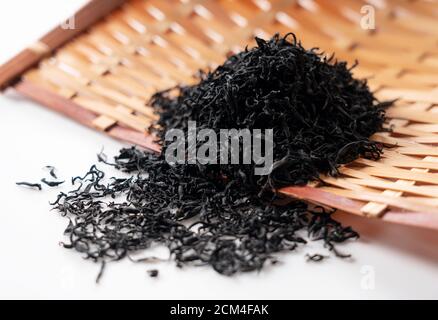 Nahaufnahme des getrockneten Hijiki in einem Sieb Stockfoto