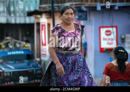 Eine indigene TZ'utujil Maya Frau in Santiago de Atitlán, Sololá Department, Guatemala. Stockfoto