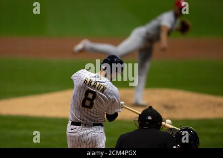 Milwaukee, Wisconsin, USA. September 2020. 16. September 2020: Milwaukee Brewers links Feldspieler Ryan Braun #8 Doppel in der Major League Baseball-Spiel zwischen den Milwaukee Brewers und den St. Louis Cardinals im Miller Park in Milwaukee, WI. John Fisher/CSM Credit: CAL Sport Media/Alamy Live News Stockfoto