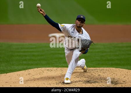 Milwaukee, Wisconsin, USA. September 2020. 16. September 2020: Milwaukee Brewers Relief Pitcher Freddy Peralta #51 liefert einen Pitch im Major League Baseball-Spiel zwischen den Milwaukee Brewers und den St. Louis Cardinals im Miller Park in Milwaukee, WI. John Fisher/CSM Credit: CAL Sport Media/Alamy Live News Stockfoto