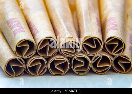 Calgary, Alberta, Kanada. September 16 2020. Nahaufnahme von ROHEN Cannabis-Gelenke vorrollen zu Filtern Tipps oder Roach Papers. Stockfoto