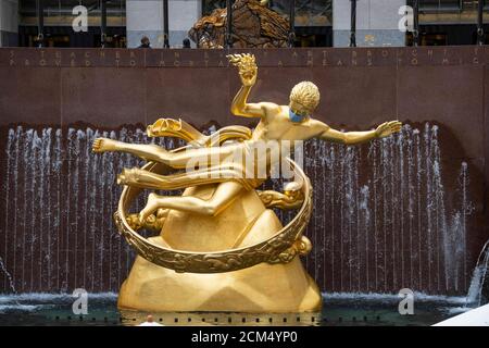 Manhattan, New York, USA. September 2020. Die Prometheus-Skulptur im Rockefeller Center verfügt über eine PPE-Maske, die auf Covid-19 in Manhattan, New York, zurückzuführen ist. Obligatorische Gutschrift: Kostas Lymperopoulos/CSM/Alamy Live News Stockfoto