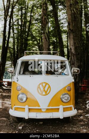Yellow Hippie kombi - Volkswagen Typ 2 Wohnmobil Stockfoto