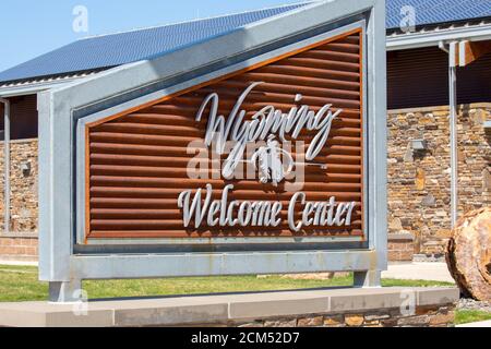 Wyoming Welcome Center Schild, wenn Sie auf der Interstate 90, horizontal, kommen Stockfoto