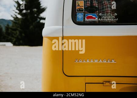 Yellow Hippie kombi - Volkswagen Typ 2 Wohnmobil Stockfoto