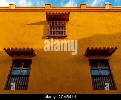 Orangefarbene Fassade mit Fenstern im Kolonialstil, Cartagena, Kolumbien. Stockfoto