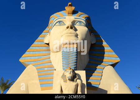 Luxor Las Vegas ist ein Resort und Casino auf dem Las Vegas Strip in Las Vegas, Nevada, USA. Die große Sphinx von Gizeh befindet sich am Eingang des Resorts. Stockfoto