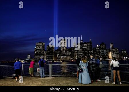 People Watch the Tribute in Light Installation beleuchtet über Lower Manhattan aus Brooklyn, anlässlich des 16. Jahrestages der Anschläge von 9/11 in New York City, USA, 11. September 2017. REUTERS/Brendan McDermid