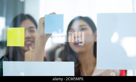 Portrait von jungen Designern, die in der Bekleidungsfabrik arbeiten Stockfoto