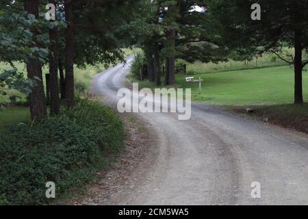 Perspektivischer Blick auf eine kurvenreiche Schotterstraße Stockfoto