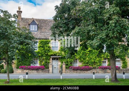 Großes cotswold Steinhaus im september. Broadway, Cotswolds, Worcestershire, England Stockfoto